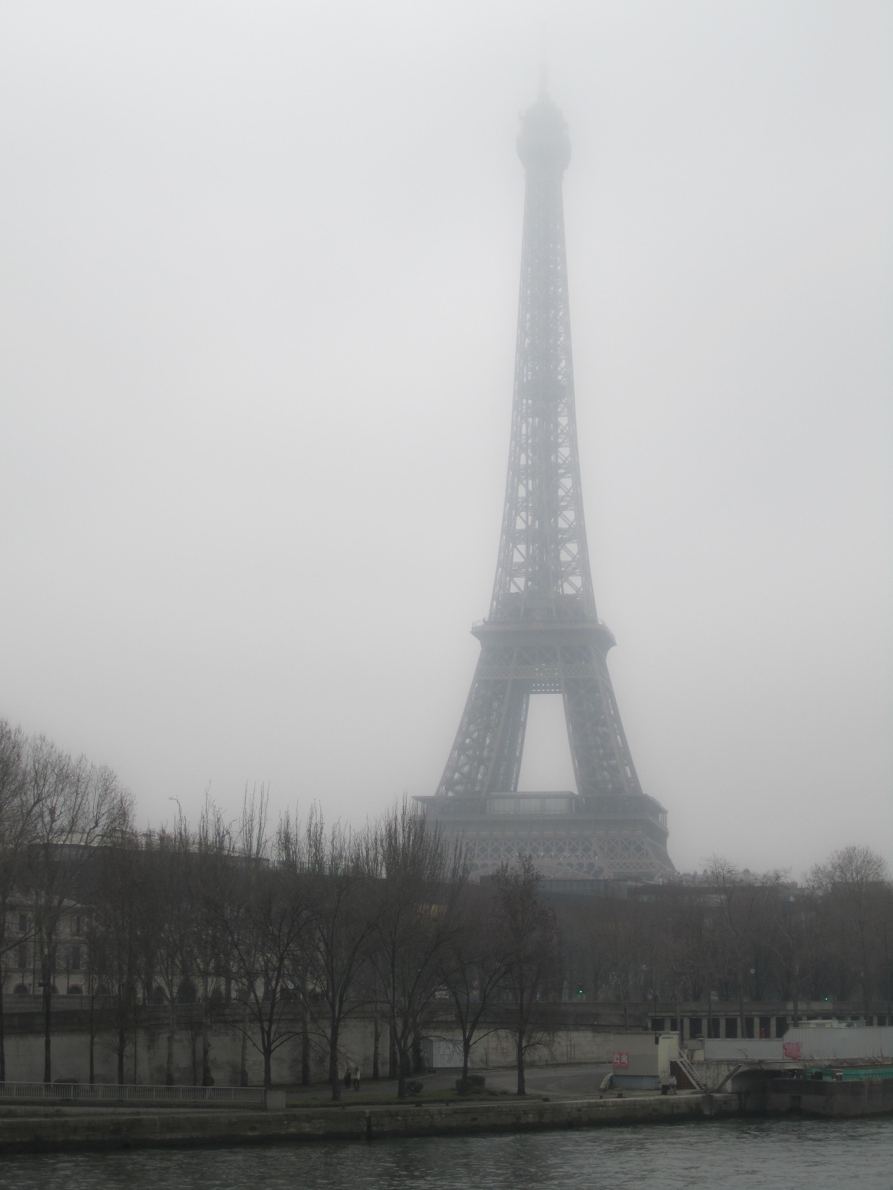 【フランス旅行】パリ　霧のエッフェル塔を眺める